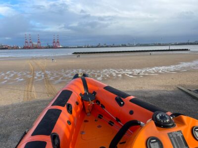 Kite surfer in trouble sets off red flare
