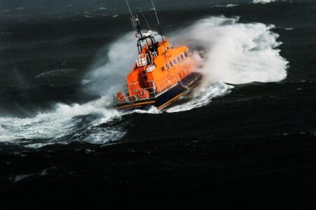 RNLI urges small boat users to carry flares