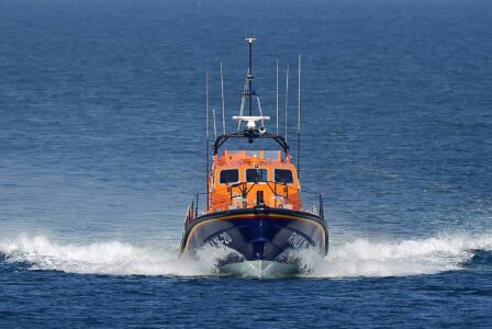 RNLI crew members rescue colleagues thanks to flare