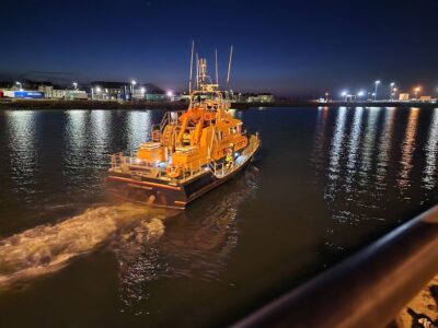 Flares lead RNLI to stranded boaters