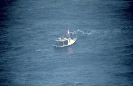 Fiji fishermen with distress flares praised for survival steps