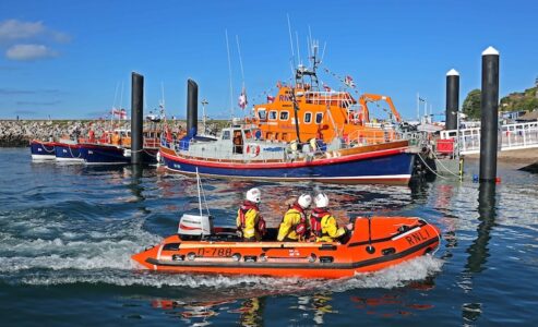 Flares help RNLI rescuers save Devon fishermen